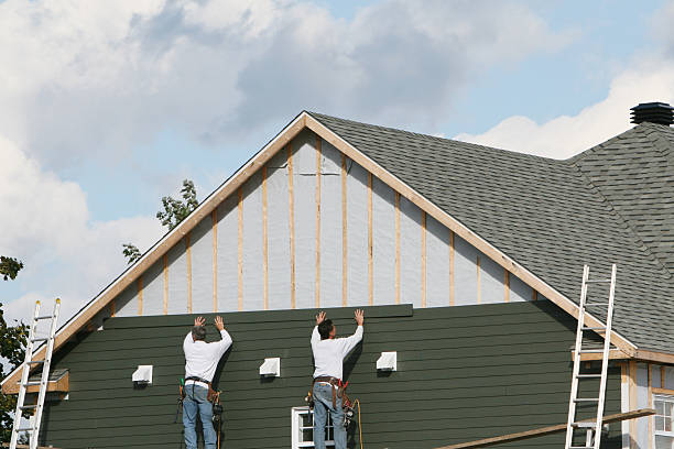 Professional Siding technician working in Currituck, NC
